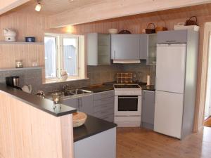 Kuchyň nebo kuchyňský kout v ubytování Holiday Home Herluf - 350m from the sea in NE Jutland by Interhome