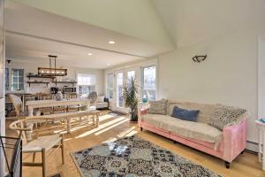 ein Wohnzimmer mit einem Sofa und einem Tisch in der Unterkunft Rhode Island Retreat with Kayaks, Deck and Pond Access in South Kingstown