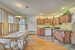 una cocina con armarios de madera, mesa y sillas en Apt on Vineyard Haven Near Nantucket Sound!, en Vineyard Haven