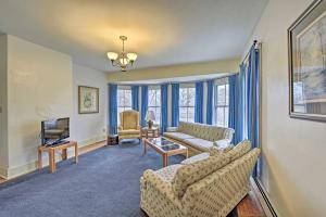 Una sala de estar con dos sofás y un televisor. en Apt on Vineyard Haven Near Nantucket Sound!, en Vineyard Haven