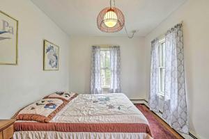 Un dormitorio con una cama y dos ventanas. en Apt on Vineyard Haven Near Nantucket Sound!, en Vineyard Haven