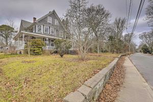 Una casa con un perro en el césped frente a ella. en Apt on Vineyard Haven Near Nantucket Sound!, en Vineyard Haven