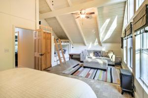 una camera con letto e un soggiorno di Gilford Cabin - 2 Mi to Gunstock Mountain Resort! a Gilford