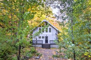 Taman di luar Gilford Cabin - 2 Mi to Gunstock Mountain Resort!