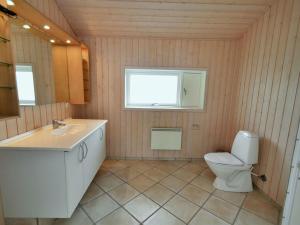 Koupelna v ubytování Holiday Home Hadar - 100m from the sea by Interhome