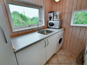 Kuchyň nebo kuchyňský kout v ubytování Holiday Home Hadar - 100m from the sea by Interhome