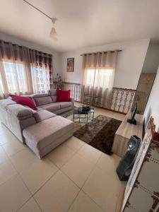 sala de estar con sofá y almohadas rojas en Prothea Home en Vila Chã
