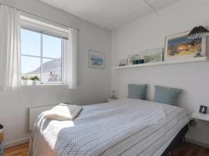 Habitación blanca con cama y ventana en Apartment Cornel - 400m from the sea in NW Jutland by Interhome, en Hjørring