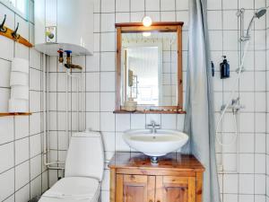Koupelna v ubytování Holiday Home Uffi - 300m from the sea by Interhome + 12 fotografií