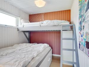 Postel nebo postele na pokoji v ubytování Holiday Home Uffi - 300m from the sea by Interhome