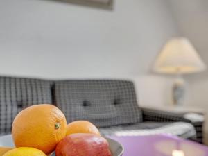 uma taça de fruta numa mesa numa sala de estar em Apartment Danail - 250m from the sea in NW Jutland by Interhome em Hjørring