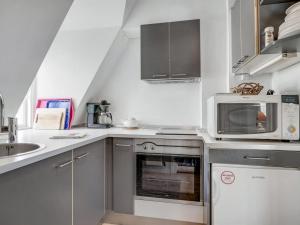 uma cozinha com um micro-ondas e um fogão em Apartment Danail - 250m from the sea in NW Jutland by Interhome em Hjørring
