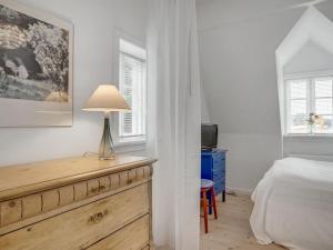 um quarto com uma cama e um candeeiro numa cómoda em Apartment Danail - 250m from the sea in NW Jutland by Interhome em Hjørring