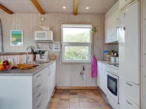 Kuchyň nebo kuchyňský kout v ubytování Holiday Home Dana - 290m from the sea in NW Jutland by Interhome