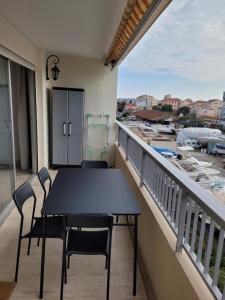 Rõdu või terrass majutusasutuses Charmant 2 pièces balcon vue mer