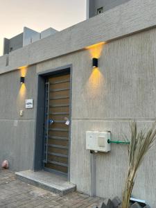 un edificio con una puerta en el costado en Riyadh Salman Villa فيلا en Riad