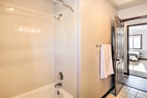 Ένα μπάνιο στο Spacious Fairplay Cabin with Views about 21 Mi to Breck! +30 φωτογραφίες