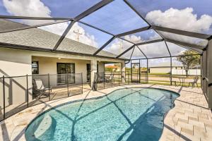 ein Haus mit einem Pool mit Glasdach in der Unterkunft Central Cape Coral House with Private Screened Pool! in Cape Coral