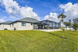 ein Haus mit grünem Rasen davor in der Unterkunft Central Cape Coral House with Private Screened Pool! in Cape Coral