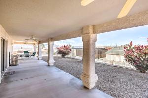 Balkón nebo terasa v ubytování Cozy Lake Havasu House with Views - 1 Mi to Water!