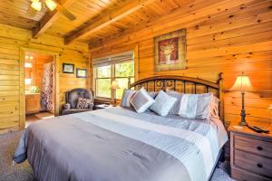 Un pat sau paturi într-o cameră la Sevierville Retreat Private Hot Tub and Lake Views!