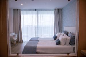 サグレスにあるSunrise Villaのベッドルーム1室(窓の前に大型ベッド1台付) +56枚の写真