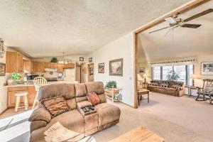 Χώρος καθιστικού στο Mountain-View Buena Vista Home 1 Mile to Main St!