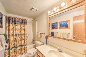 Ένα μπάνιο στο Mountain-View Buena Vista Home 1 Mile to Main St! +19 φωτογραφίες