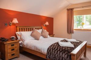 sypialnia z dużym łóżkiem i oknem w obiekcie The Little Crown Inn w mieście Pontypool