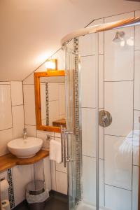 W łazience znajduje się prysznic i umywalka. w obiekcie The Little Crown Inn w mieście Pontypool