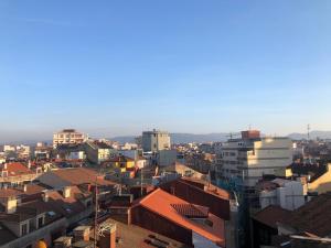 希洪的住宿－SUITE PLAYA GIJON CENTRO, apartamento nuevo, 5 huéspedes VUT-3622-AS，享有城市景观和建筑