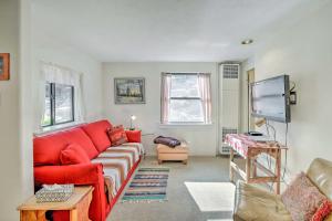 Μια τηλεόραση ή/και κέντρο ψυχαγωγίας στο Ruidoso Cabin with Decks about 1 Mi to Downtown!