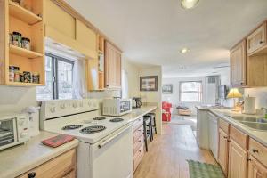 Η κουζίνα ή μικρή κουζίνα στο Ruidoso Cabin with Decks about 1 Mi to Downtown!