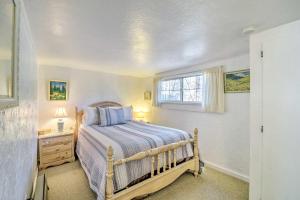 Ένα ή περισσότερα κρεβάτια σε δωμάτιο στο Ruidoso Cabin with Decks about 1 Mi to Downtown!