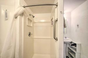 Ένα μπάνιο στο Ruidoso Cabin with Decks about 1 Mi to Downtown! +19 φωτογραφίες