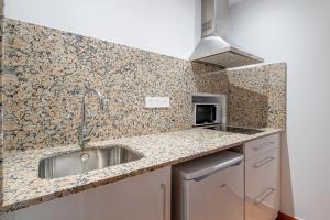 Kuchyňa alebo kuchynka v ubytovaní Apartamento 1 en la muralla romana junto a la Catedral