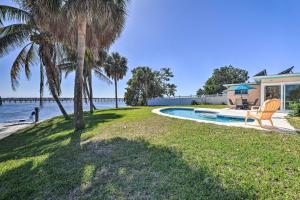 Bazén v ubytování Pool, Dock and Kayaks Waterfront Palmetto Home nebo v jeho okolí