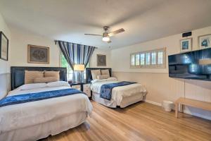 een slaapkamer met 2 bedden en een flatscreen-tv bij Spacious Wine Country Home 1 Mi to Downtown Lodi! in Lodi