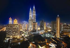 クアラルンプールにあるHotel 99 Kuala Lumpur Cityの高層ビル群の街並みの夜景