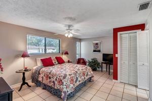 Un dormitorio con una cama y un ventilador de techo. en Shady Oaks, en Jacksonville Beach