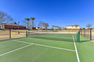 einen Tennisplatz mit einem Netz darüber in der Unterkunft Spacious Gilbert Vacation Rental with Patio! in Gilbert