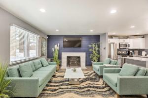 uma sala de estar com dois sofás verdes e uma lareira em Zephyr Cove Vacation Rental 1 Mi to Lake Tahoe! em Zephyr Cove