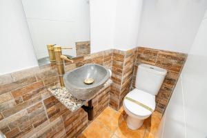 Kúpeľňa v ubytovaní Apartamento 1 en la muralla romana junto a la Catedral + 20 fotografií