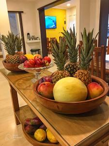 two bowls of fruit sitting on a table at Pousada Vieira in Arraial do Cabo