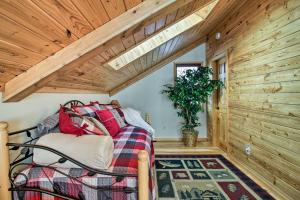 una camera con letto in una stanza con soffitti in legno di Waubun Lake Cabin with Private Dock and Fire Pit! a Waubun