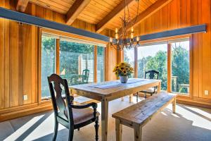 une salle à manger avec une table et des chaises en bois dans l'établissement Hot Tub and Sauna! 7-Acre Coastal Michigan Home, à Ludington