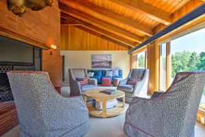勒丁頓的住宿－7-Acre Coastal Michigan Home with Hot Tub and Sauna!，客厅配有椅子和桌子