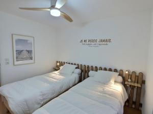 two beds sitting next to each other in a room at Au cœur d'Agroparc in Avignon