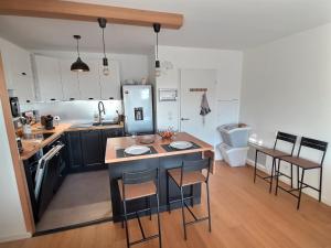 a kitchen with a island in the middle of a room at Vaste appartement avec terrasse, parking, proche Parc Expo Avignon in Avignon