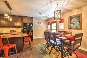 eine Küche und ein Esszimmer mit einem Tisch und Stühlen in der Unterkunft Cozy Home with Media Room Short Walk to Taos Plaza! in Taos
